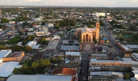 Em Parintins, prefeito anda em carro de empresa e portal da transparência está desatualizado