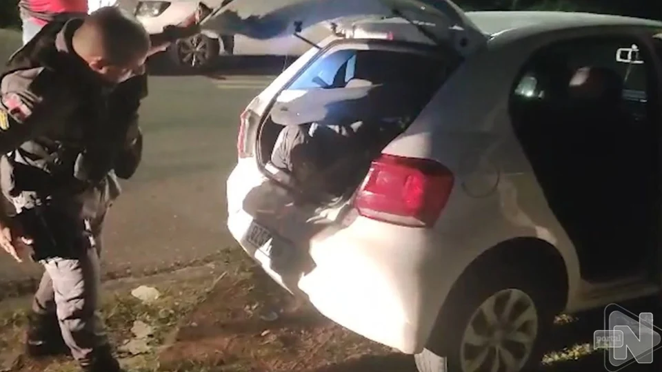 VÍDEO: polícia encontra motorista de app em porta-malas de carro em Manaus