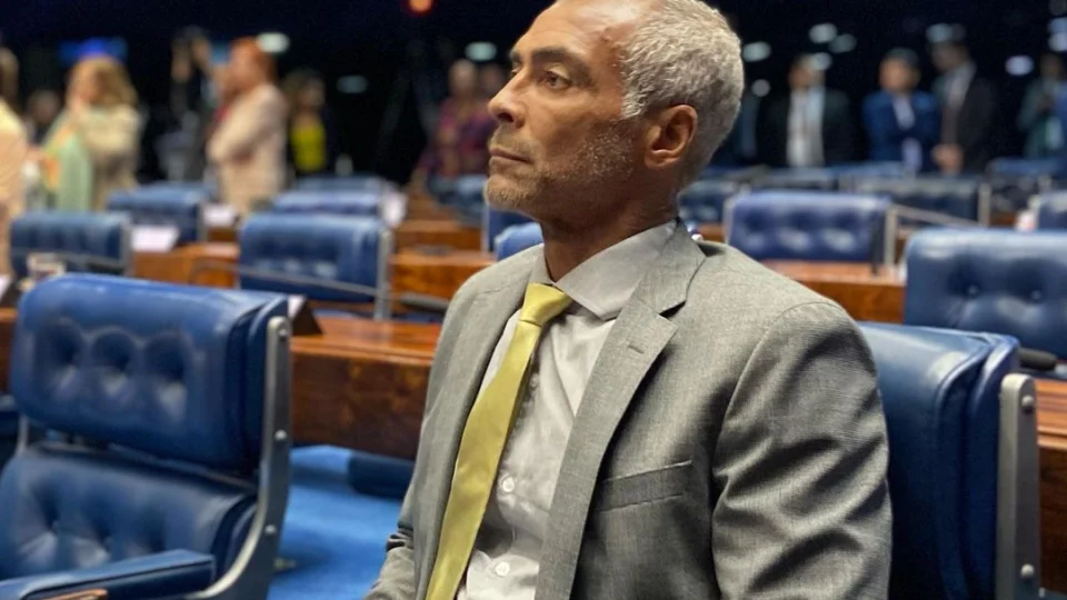 ‘Tratamento tem dado resultado’, diz Romário após ser internado às pressas