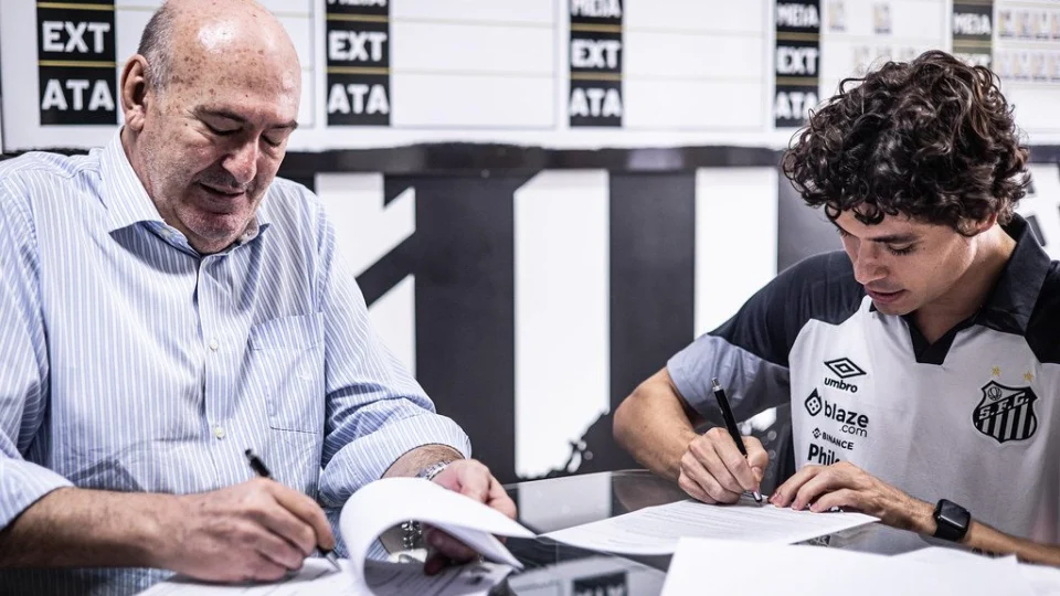 Santos FC anuncia contratação do lateral-esquerdo Dodô, até dezembro de 2025