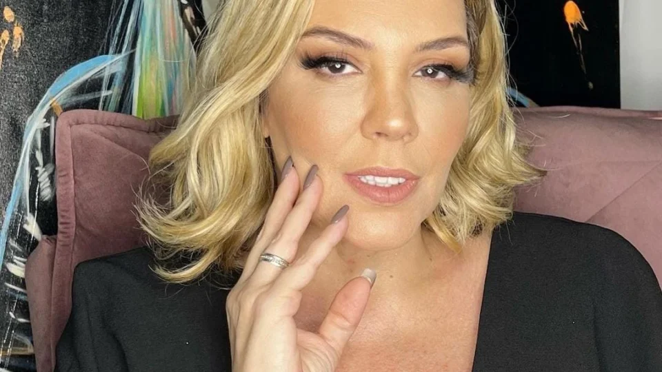 Simony anuncia remissão do câncer no intestino que enfrentava há quase 1 ano