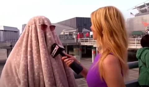 Fã se esconde em cobertor após mentir no trabalho para ver show de Taylor Swift