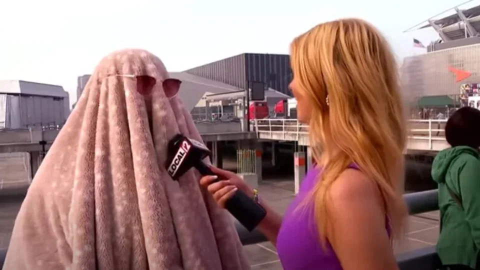 Fã se esconde em cobertor após mentir no trabalho para ver show de Taylor Swift