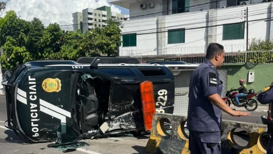 Viatura policial capota com agentes e detentos dentro em Manaus