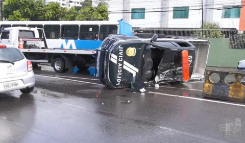 VÍDEO: viatura capota enquanto levava presos à audiência de custódia em Manaus