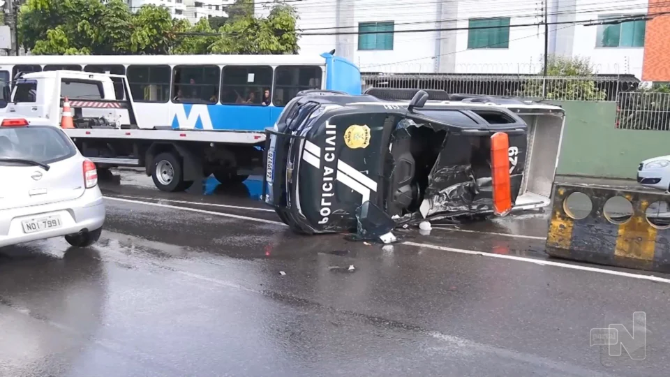 VÍDEO: viatura capota enquanto levava presos à audiência de custódia em Manaus