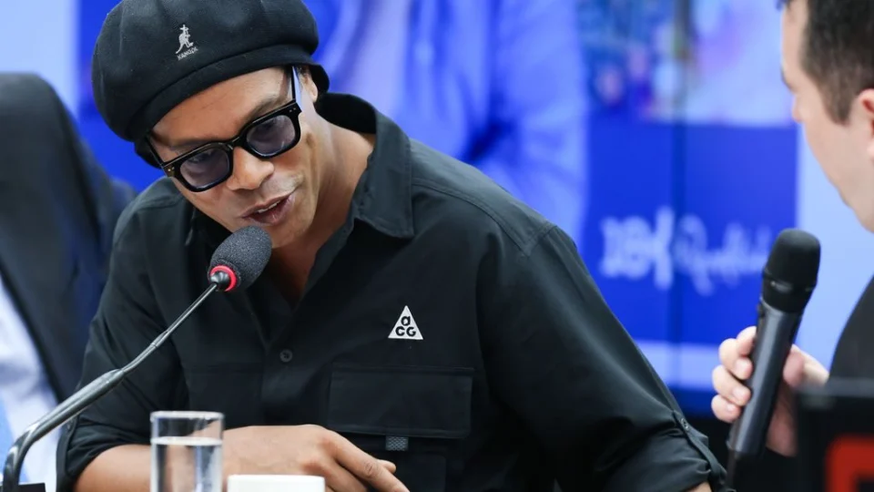 Em depoimento à CPI, Ronaldinho diz ser vítima e decide ficar em silêncio
