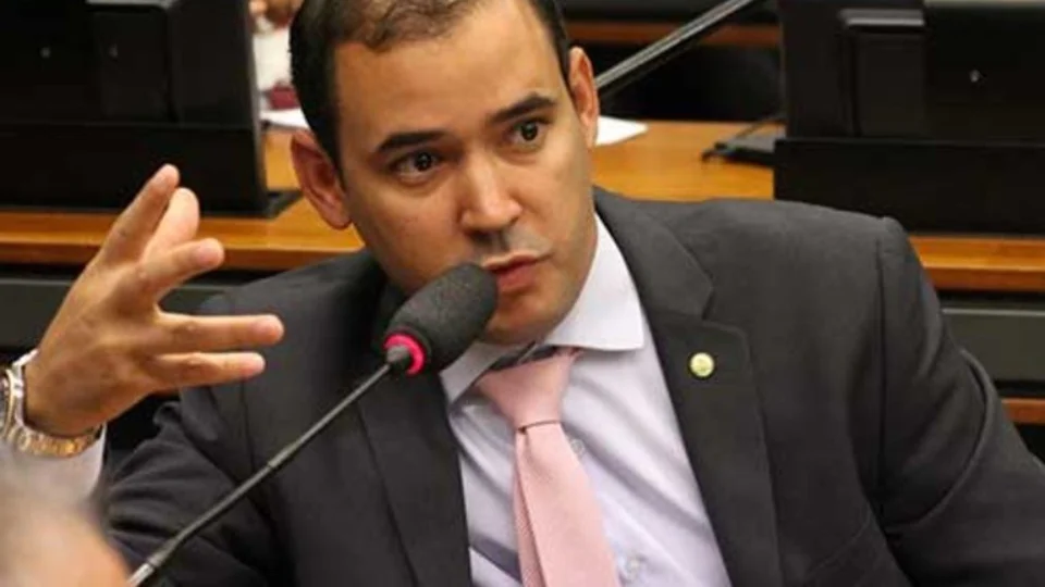 Deputado do TO se manifesta sobre uso de verba para comprar carro da irmã
