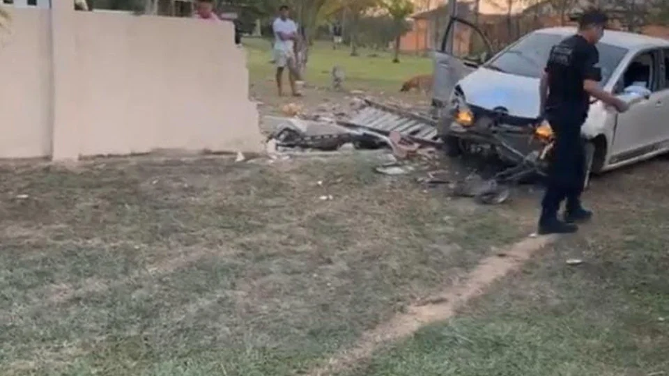 Uma pessoa morre e outra fica ferida após carro colidir com poste no AC