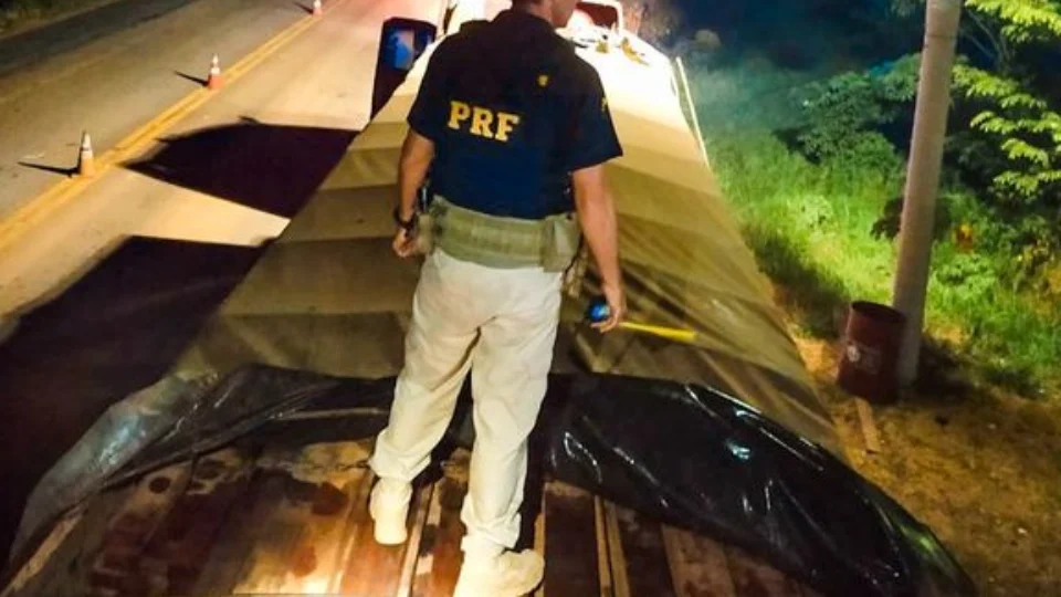 Em Humaitá-AM, caminhão é apreendido com 35m³ de madeira ilegal