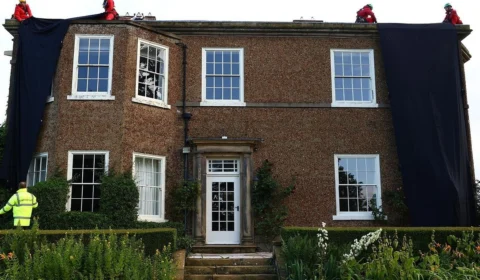 Ativistas do Greenpeace protestam na residência do primeiro-ministro britânico