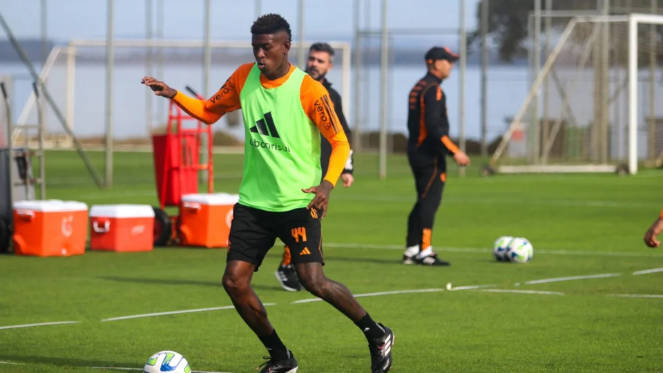 Botafogo enfrenta o Inter na abertura da 19ª rodada do Campeonato Brasileiro