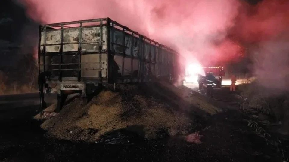 Semirreboque de uma carreta pega fogo na BR-153 em Paraíso do Tocantins