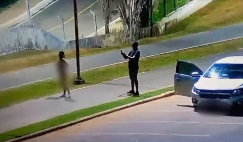 Vídeo: mulher é flagrada nua posando em ensaio fotográfico na rua no AC