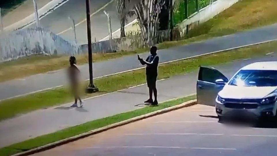Vídeo: mulher é flagrada nua posando em ensaio fotográfico na rua no AC