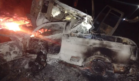 Homem morre carbonizado após colisão de carro com caminhão em Araguaína-TO