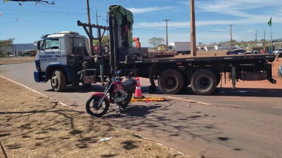 Motociclista morre após acidente com caminhão-guincho em Palmas-TO