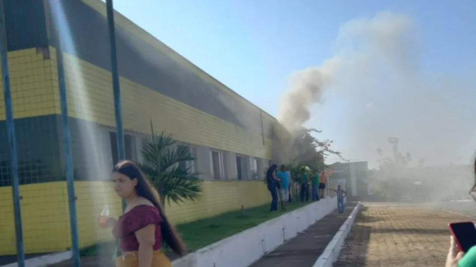 Curto-circuito causa incêndio em sala da Prefeitura de Arapoema-TO