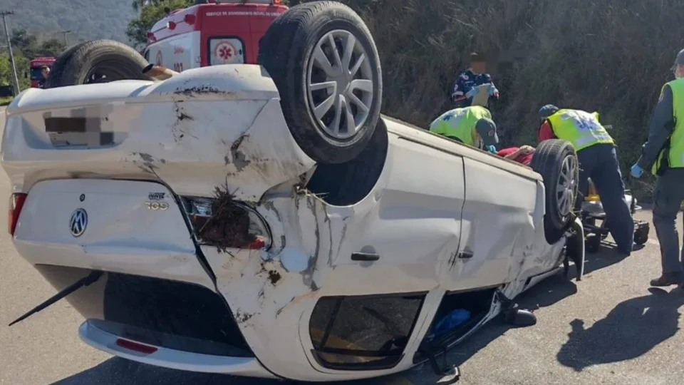 Motorista tenta matar aranha, perde controle do carro e capota em SC