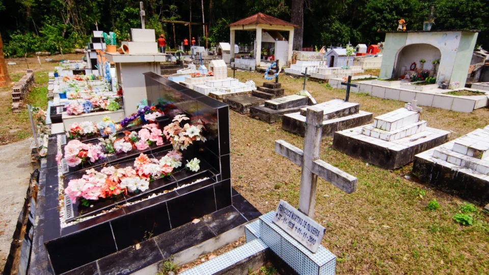 Três cemitérios rurais são revitalizados e entregues para população de Manaus