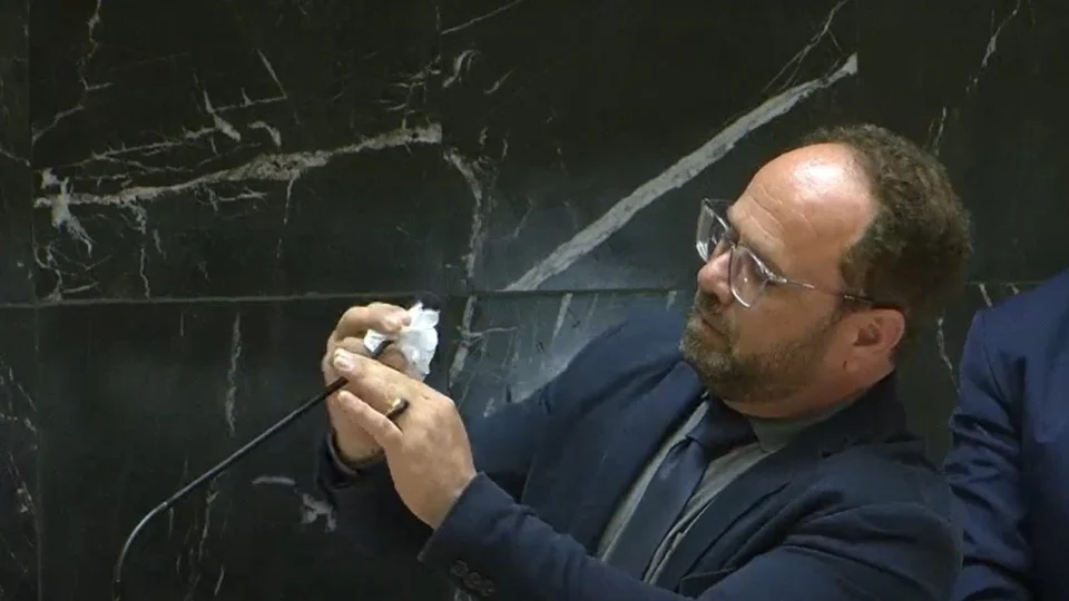 Deputado estadual limpa microfone usado por Bolsonaro em MG: ‘boca imunda’