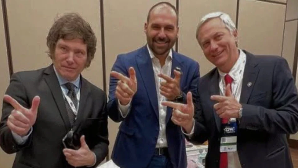 Eduardo Bolsonaro comemora eleições da Argentina: ‘livres do socialismo’