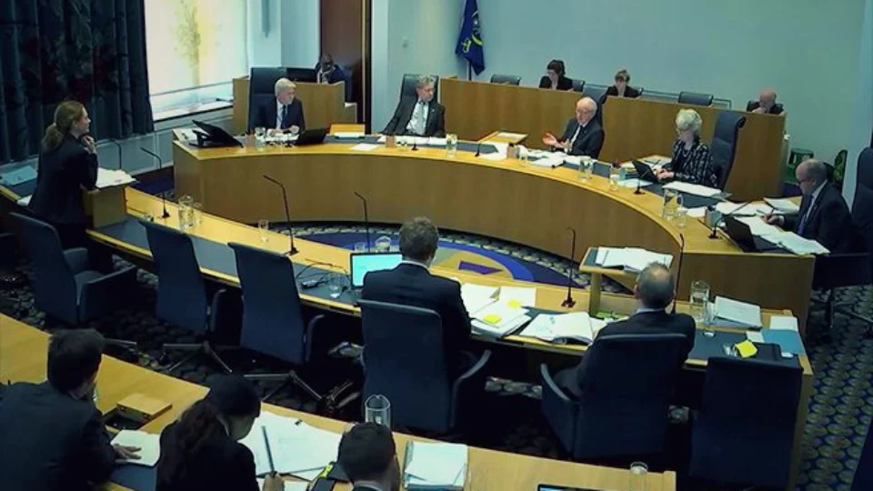 Enfermeira britânica tem prisão perpétua após assassinar sete bebês