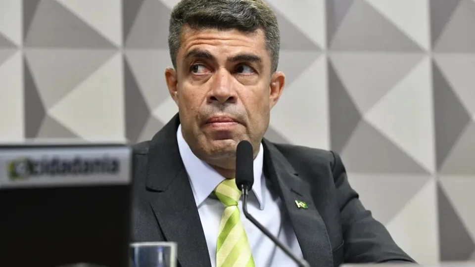 Ex-assessor de Bolsonaro diz que transferiu R$ 70 mil para Cid antes do 8/1