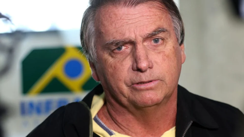 Bolsonaro volta a ser internado em hospital de Brasília