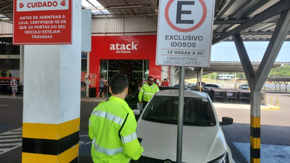 Mais de 50 motoristas são autuados por estacionamento irregular em Manaus