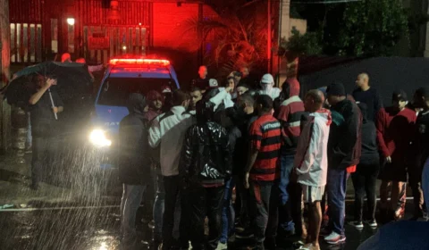 Torcida do Flamengo realiza protesto em frente ao local da festa de Gabigol