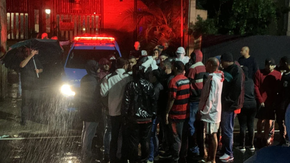 Torcida do Flamengo realiza protesto em frente ao local da festa de Gabigol