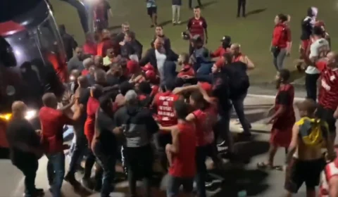 Torcida recebe Flamengo com protesto após eliminação da Libertadores