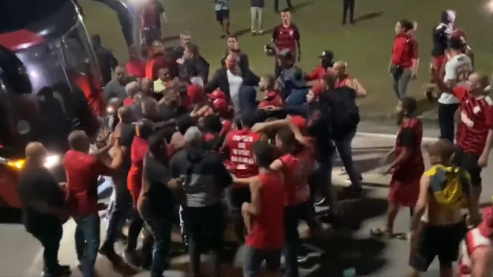 Torcida recebe Flamengo com protesto após eliminação da Libertadores