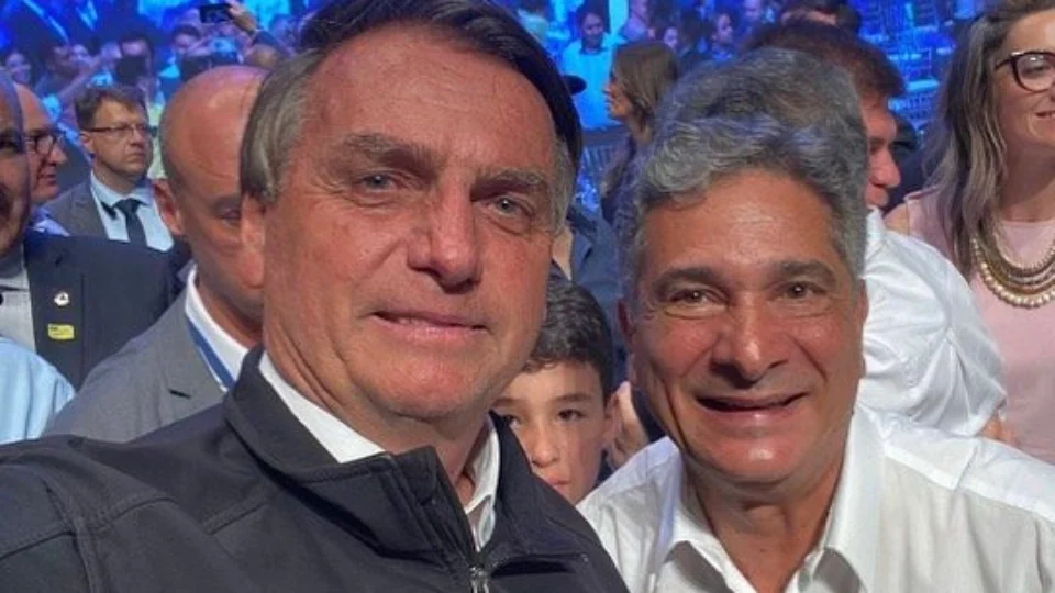 Em meio a investigações, Bolsonaro recebe título de cidadão mineiro em MG