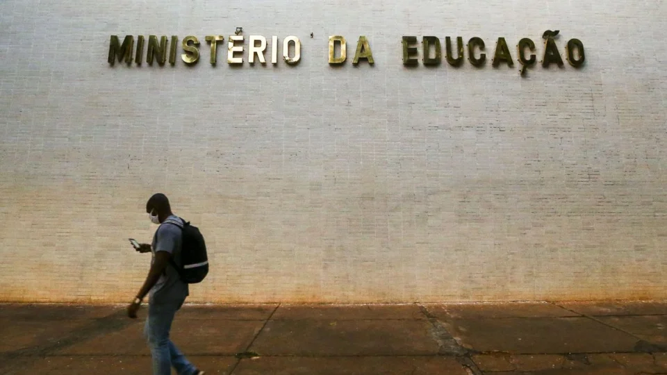 Governo federal bloqueia verba de R$ 201 milhões na educação básica