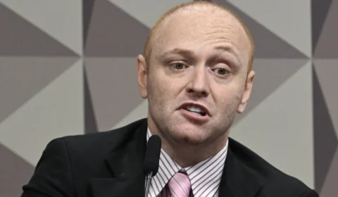 Hacker aceita ser colocado frente a frente com Bolsonaro para defender versão