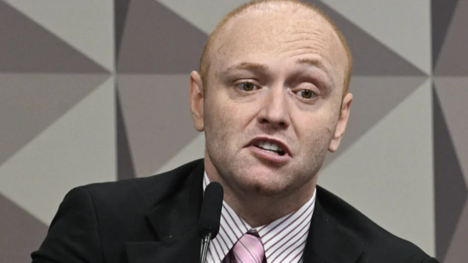 Hacker aceita ser colocado frente a frente com Bolsonaro para defender versão