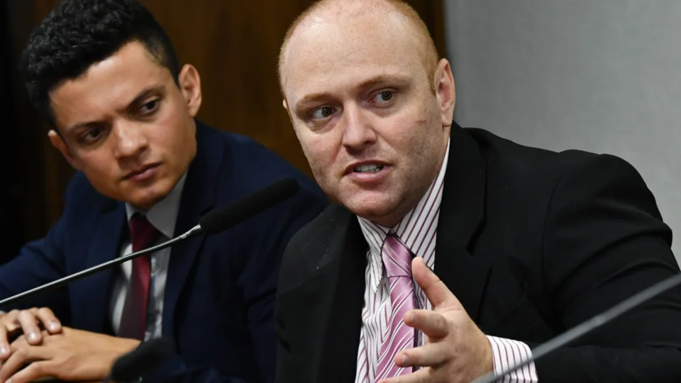 Hacker liga Bolsonaro a grampo em Moraes e plano para forjar ataque a urnas