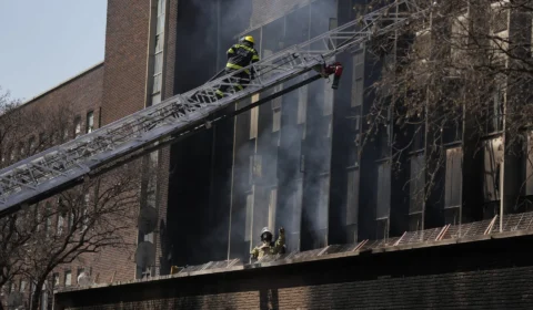 Incêndio em prédio deixa 73 mortos em Johannesburgo, na África do Sul