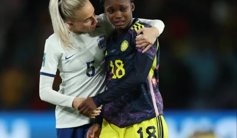 Inglaterra elimina Colômbia e enfrenta anfitriã Austrália na semi da Copa