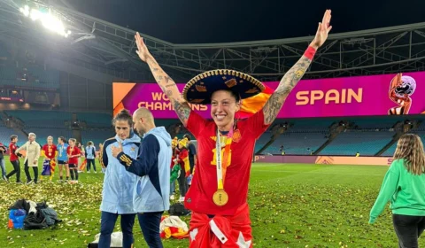 Presidente da Federação Espanhola dá beijo forçado em jogadora após vitória