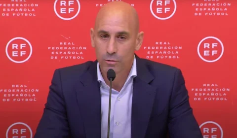 Fifa anuncia suspensão de Rubiales após beijo em jogadora da Espanha