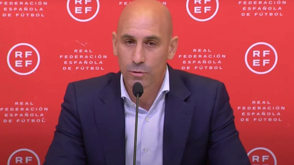 Fifa anuncia suspensão de Rubiales após beijo em jogadora da Espanha