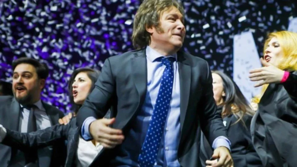 Milei: economistas criticam dolarização da Argentina e defendem ajuste fiscal