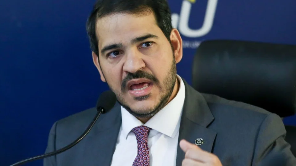 Ministro da AGU determina punição por fake news sobre transplante de Faustão