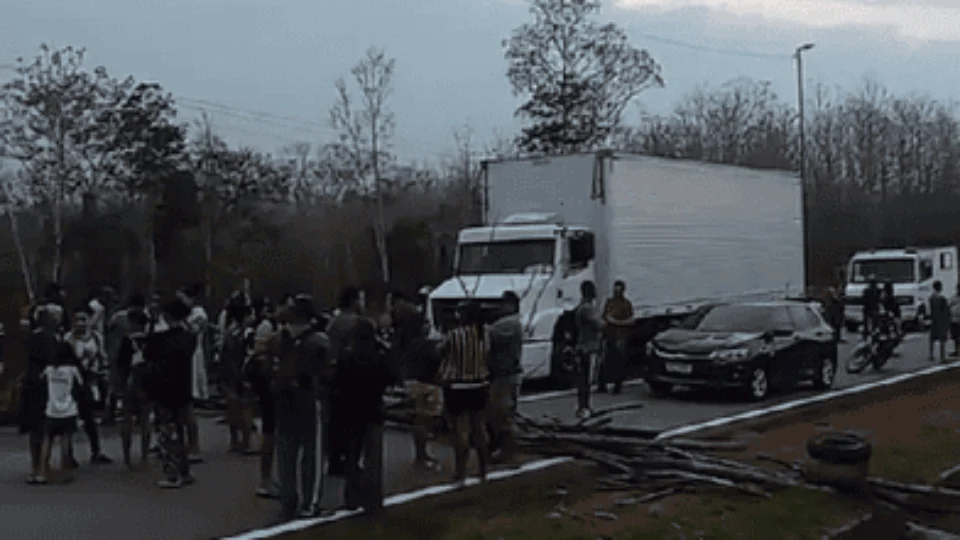 Moradores liberam BR-364 após protesto por melhorias em ramal, no Acre