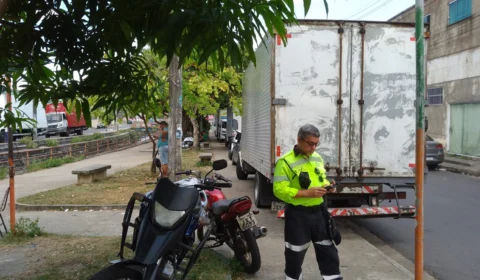 Calçada Livre: IMMU autua 5 veículos por estacionamento irregular em Manaus