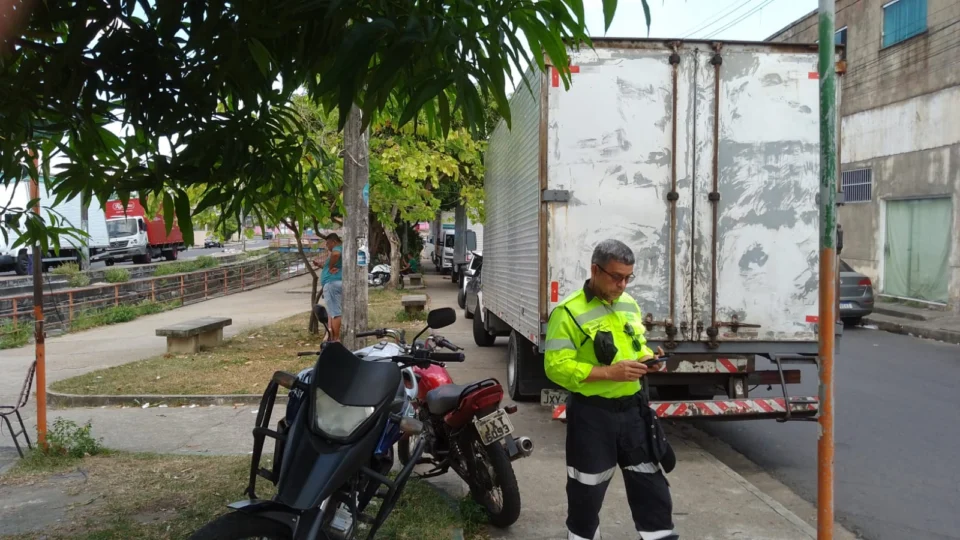 Calçada Livre: IMMU autua 5 veículos por estacionamento irregular em Manaus