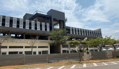 Parte da construção de shopping desaba e deixa operários feridos em Palmas